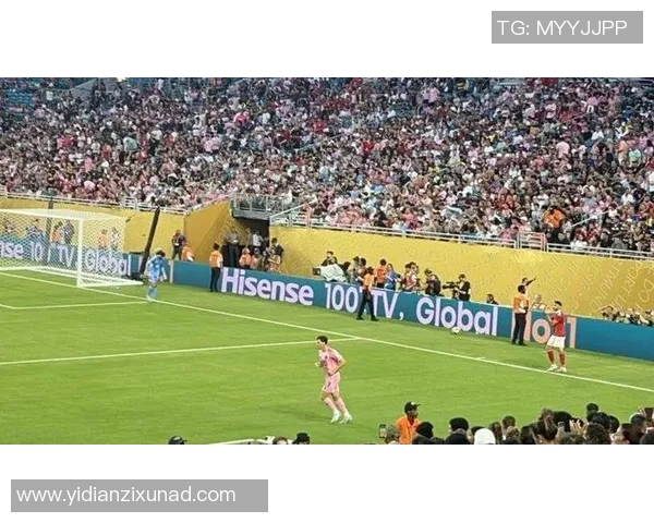 足球明星戴面罩的独特风采与赛场背后的故事揭秘 足球明星戴面罩的独特风采与赛场背后的故事揭秘